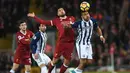 Duel pemain West Bromwich Albion, Salomon Rondon (kanan) dan pemain Liverpool, Emre Can pada lanjutan Premier League di Anfield, Liverpool, (13/12/2017). Liverpool bermain imbang 0-0. (AFP/Paul Ellis)