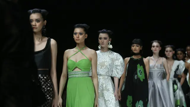 Potret Feminin ala Sosialita Paris di Koleksi Busana Cafe de Flore dari Sebastian Gunawan