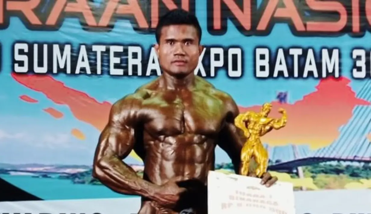 Sertu Andrianto berhasil menyabet juara pertama di kelas 85 kilogram plus mewakili Provinsi Aceh. Sosoknya yang berotot bak Ade Rai pun ramai menjadi sorotan publik.