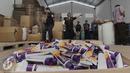 Barang bukti obat palsu yang diperlihatkan petugas di pergudangan Surya Balaraja, Tangerang, Kamis (26/11). Dari penggeledahan di sita obat berbahaya yang  juga di ekspor, dengan jenis Moov Rapid Relief yang mengandung borak. (Liputan6.com/Angga Yuniar)