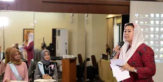 Dalam ajang pencarian bakat Puteri Muslimah Indonesia 2017, nama Yenny Wahid didapuk menjadi salah satu juri di dalamnya. Tidak hanya sekedar memberi penilaian, Yenny pun ternyata memiliki harapan tersendiri. (Deki Prayoga/Bintang.com)