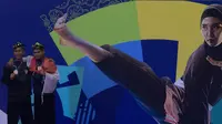 Pesilat Ganda putra Artistik Indonesia mendapat medali emas di Padepokan Pencak Silat, TMII, Jakarta, Rabu (14/2/2018). Indonesia meraih 2 medali emas pada nomor ganda dan group putra artistik. (Bola.com/Asprilla Dwi Adha)
