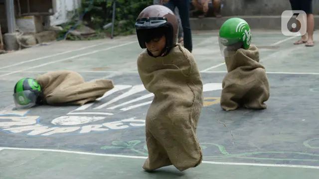 Lomba Unik Balap Karung Memakai Helm