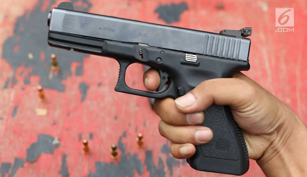 Pistol Glock 17 yang digunakan dalam uji coba senjata terkait kasus peluru nyasar ke Gedung DPR di Mako Brimob, Depok, Selasa (23/10). Uji coba dilakukan menggunakan sasaran kaca setebal 6 milimeter dengan jarak 300 meter. (Liputan6.com/Immanuel Antonius)
