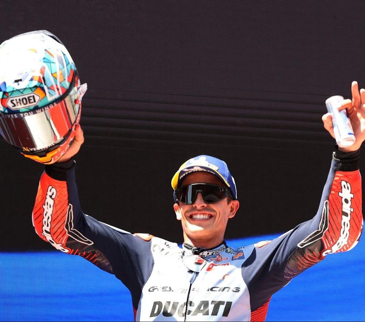 Sementara podium ketiga yang berhasil diraihnya di Main Race yang digelar pada Minggu (26/5/2024) lalu membuat penampilannya semakin cemerlang bersama Ducati.<br><br>Tampak senyum semringah terpancar di wajah Marc Marquez saat berdiri di podium. Foto: RE