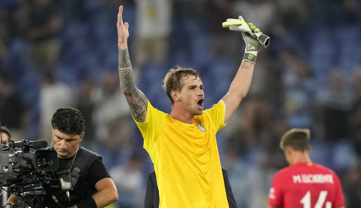 Ivan Provedel menjadi kiper terbaru yang sukses mencetak gol di Liga Champions musim 2023/2024. Gol itu terjadi pada laga matchday pertama Grup E saat Lazio menghadapi Atletico Madrid (19/9/2023). Golnya pada masa injury time berhasil menyamakan skor 1-1 hingga akhir laga. Ia juga sekaligus menjadi kiper kedua dalam sejarah Liga Champions yang mampu mencetak gol dari situasi open play setelah Sinan Bolat. (AP Photo/Andrew Medichini)