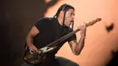 Aksi Basis Metallica, Robert Trujillo saat tampil di Festival d'ete de Quebec di Quebec City, Kanada (14/7). Ribuan penonton terhibur dengan aksi panggung band metal tersebut. (AFP Photo/Alice Chicheby)