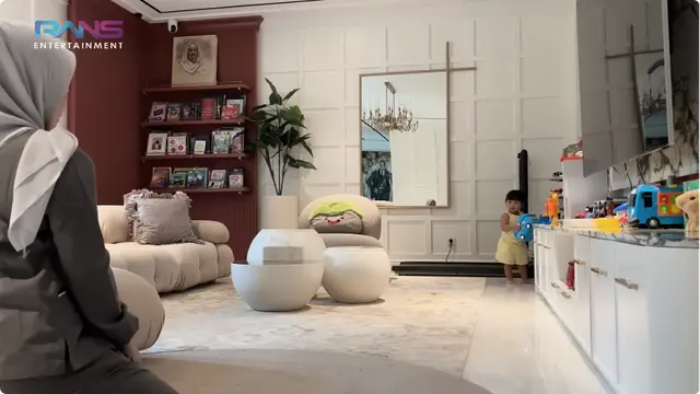 Potret Ruang Keluarga Rumah Raffi Ahmad (YouTube Rans Entertainment)