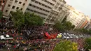 Suasana keramaian suporter Barcelona merayakan juara Liga Spanyol yang ke-24 diatas bus terbuka di sepanjang jalan Barcelona , Spanyol , 15 Mei 2016. Hat-trick Luis Suarez menjadi penentu gelar juara Barcelona. (REUTERS / Albert Gea)
