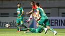 Aksi pemain Persija Jakarta, Bruno Lopes melewati adangan para pemain Sriwijaya FC pada laga Liga 1 2017 di Stadion Wibawa Mukti, Cikarang, Jumat (16/6/2017). Persija menang 1-0. (Bola.com/Nicklas Hanoatubun)