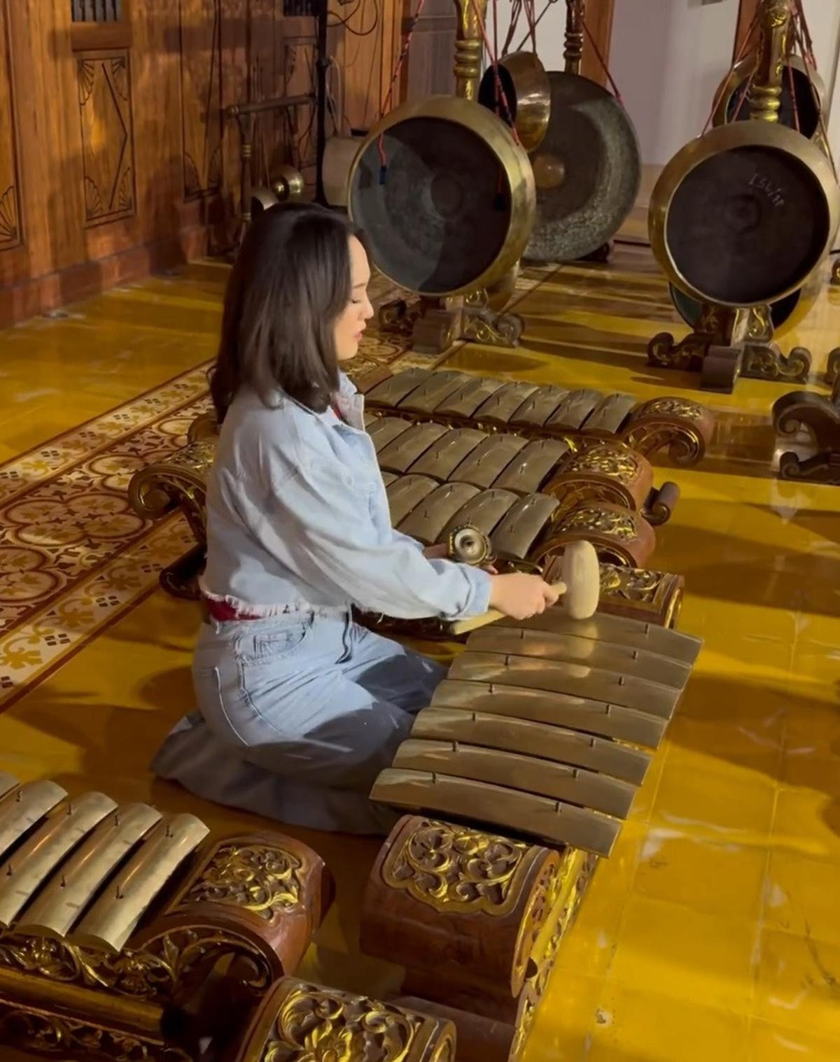Tibalah saat Happy menunjukkan keahliannya bermain gamelan.&nbsp;