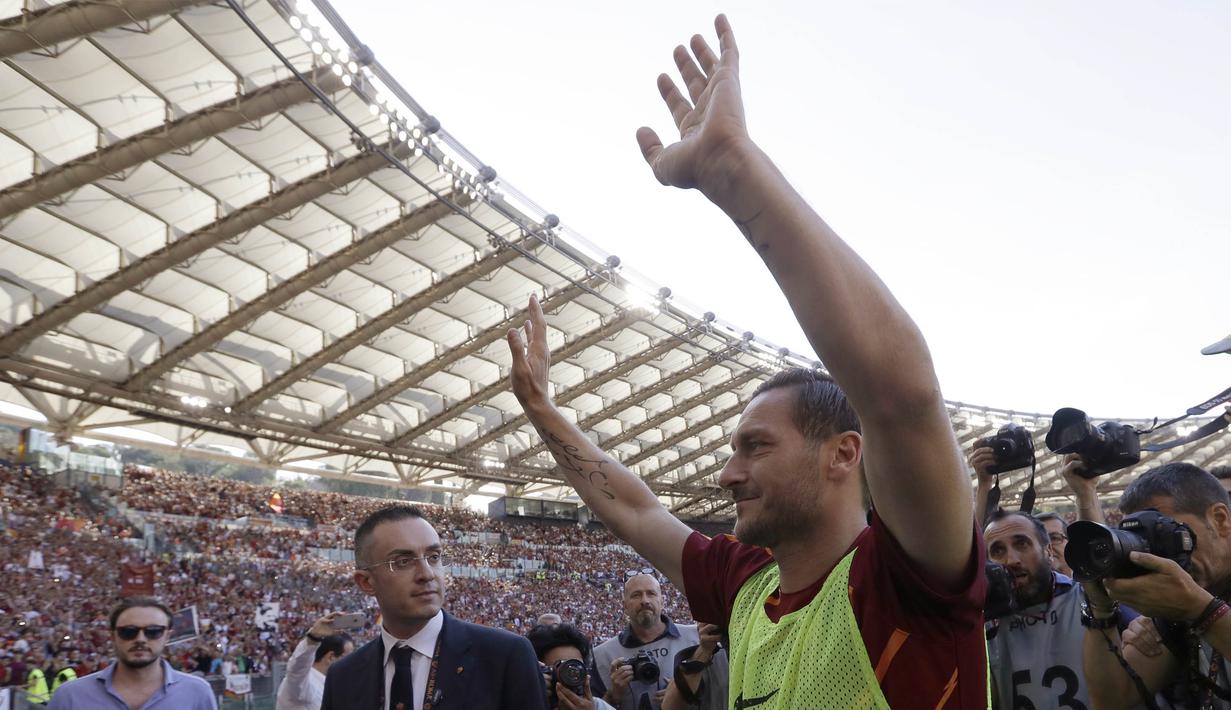 Legenda AS Roma, Francesco Totti, menyapa supporter saat laga terakhir bersama Serigala Roma di Stadion Olimpico, Roma, Minggu (28/5/2017). Selama 25 tahun Totti berkarier di AS Roma. (AP/Alessandra Tarantino)