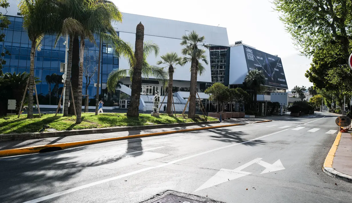 Foto yang diabadikan pada 18 April 2020 ini menunjukkan Palais des Festivals yang kosong di Cannes, Prancis. Salah satu festival film terbesar di dunia yang sedianya berlangsung pada 12-23 Mei 2020 ini tidak akan berlangsung dalam "bentuk aslinya" akibat pandemi COVID-19. (Xinhua/Serge Haouzi)