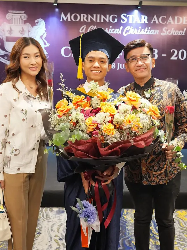 Foto Bareng Ruben Onsu, Gaya Mahal Sarwendah Tenteng Tas Hermes Seharga Rp460 Jutaan di Acara Wisuda Betrand Peto