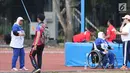 Volunteer Asian Para Games 2018 membantu mengambil dan menyerahkan peralatan latihan atlet di Stadion Madya Kompleks GBK, Jakarta, Kamis (11/10). Mereka bertugas membantu kelancaran pelaksanaan Asian Para Games 2018. (Liputan6.com/Helmi Fithriansyah)
