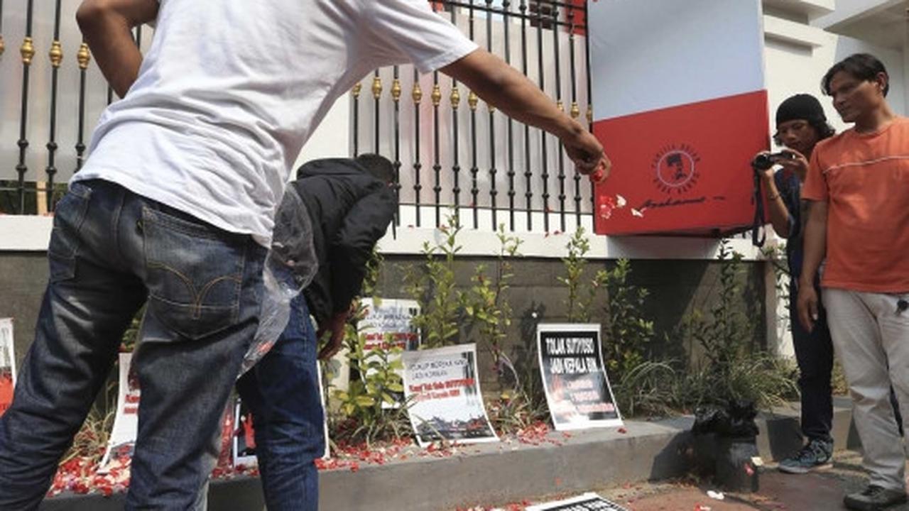 Tolak Sutiyoso jadi kepala BIN, mahasiswa tabur bunga di DPP PDIP