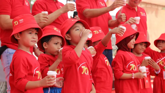 Merayakan 70 tahun di Indonesia, SGM)memberikan dukungan dana pendidikan tingkat Sekolah Dasar (SD) kepada 70 anak Indonesia.