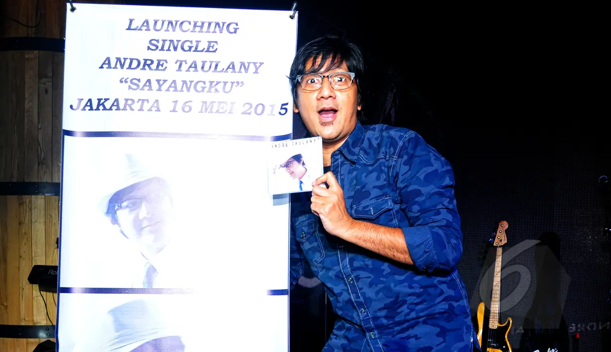 Ekspresi Andre Taulany saat berpose di sela-sela peluncuran single "Sayangku" di kawasan Kuningan, Jakarta, Sabtu (16/5). Setelah lama muncul di televisi sebagai komedian, Andre Taulany kini memutuskan untuk kembali bernyanyi. (Liputan6.com/Yoppy Renato)