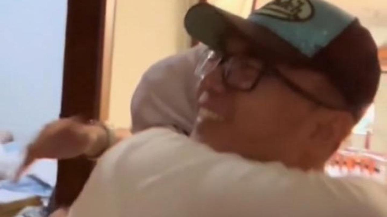 Peluk Ayahnya