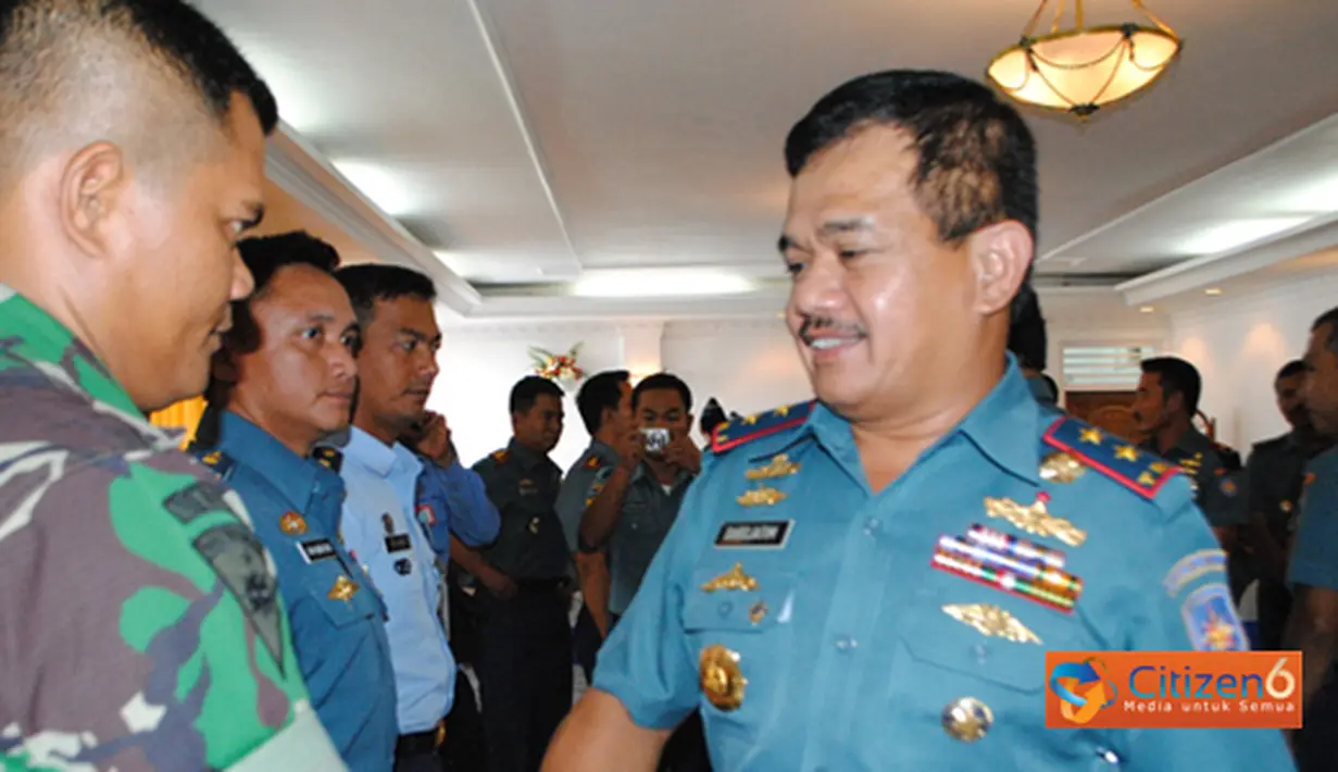Citizen6, Surabaya: Pangkolinlamil Laksda TNI S.M. Darojatim, Latihan Pos Komando (Latposko) I Latihan Angkutan Laut Militer (Latanglamil) 2012 pada, Jumat (11/5) di di Ruang Gimin, Mako Satlinlamil Surabaya. (Pengirim: Dispenkolinlamil)