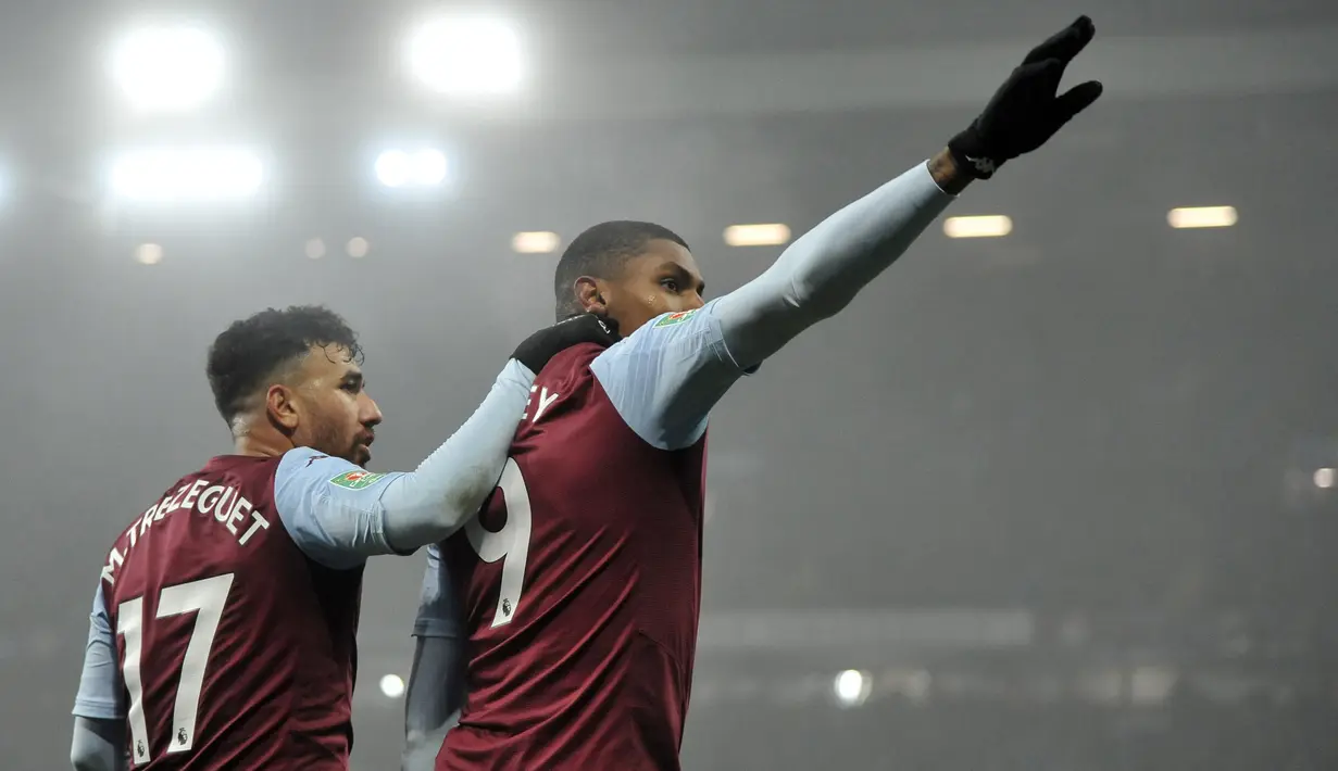 Striker Aston Villa, Wesley berselebrasi dengan rekannya Mahmoud Ibrahim Hassan usai mencetak gol ke gawang Liverpool pada pertandingan perempat final Piala Liga Inggris di Villa Park di Birmingham (17/12/2019). Liverpool kalah telak 5-0 atas Aston Villa. (AP Photo / Rui Vieira)
