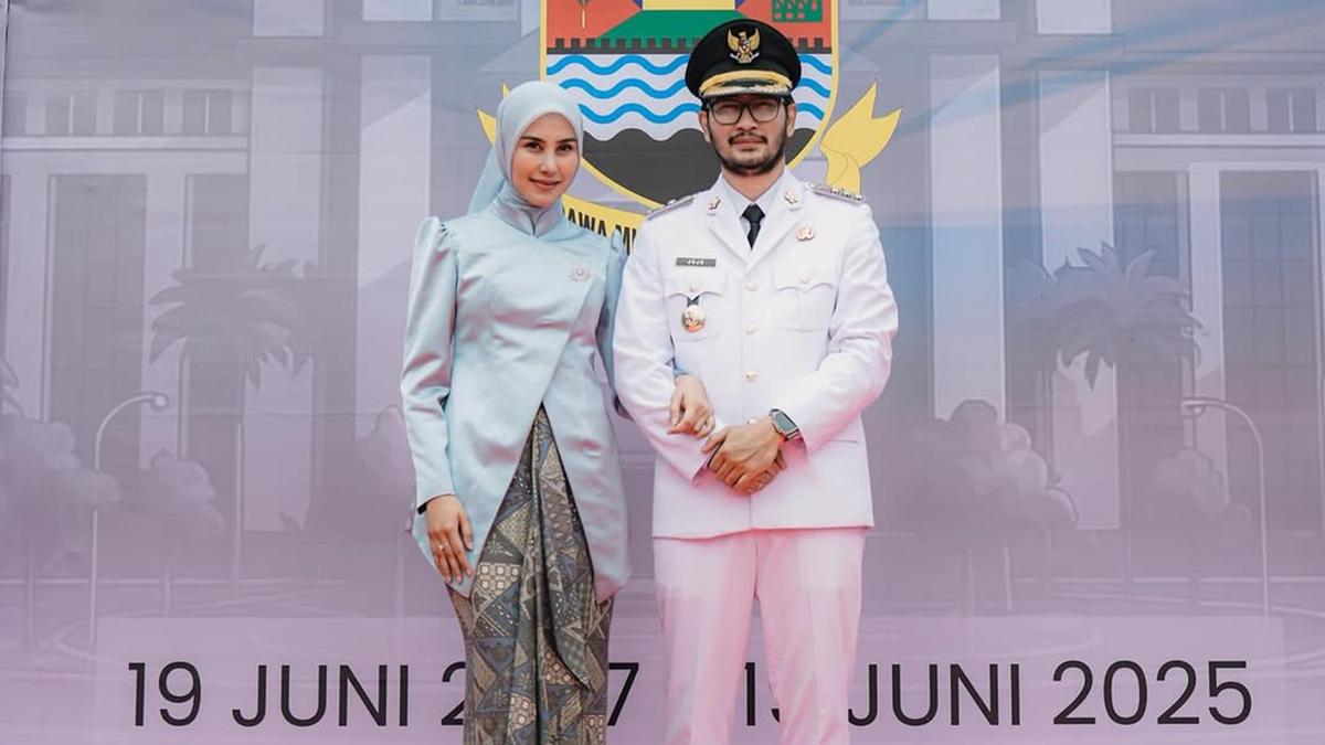 6 Potret Detail Kebaya Modern Syahnaz Sadiqah di Hari Jadi ke-18 Kab. Bandung Barat