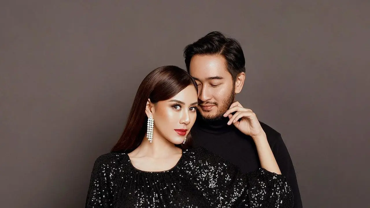 6 Inspirasi Outfit Foto Keluarga dari Jeje Govinda dan Syahnaz Sadiqah, Glamor hingga Kasual