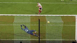Penyerang Sheffield United, Billy Sharp mencetak gol dari titik penalti ke gawang Newcastle United pada laga pekan ke-18 Liga Inggris di Bramall Lane, Rabu (13/1/2021) dini hari. Sheffield memetik kemenangan perdana di Liga Inggris musim ini usai menang 1-0 atas Newcastle. (Stu Forster/Pool via AP)