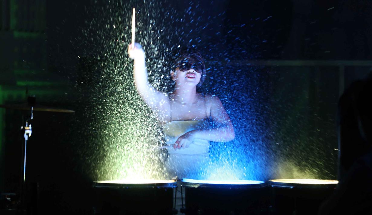 Seorang penari melakukan atraksi  saat launching IBL di Kawasan Sudirman,Jakarta, Kamis (19/11/2015). (Bola.com/Nicklas Hanoatubun)