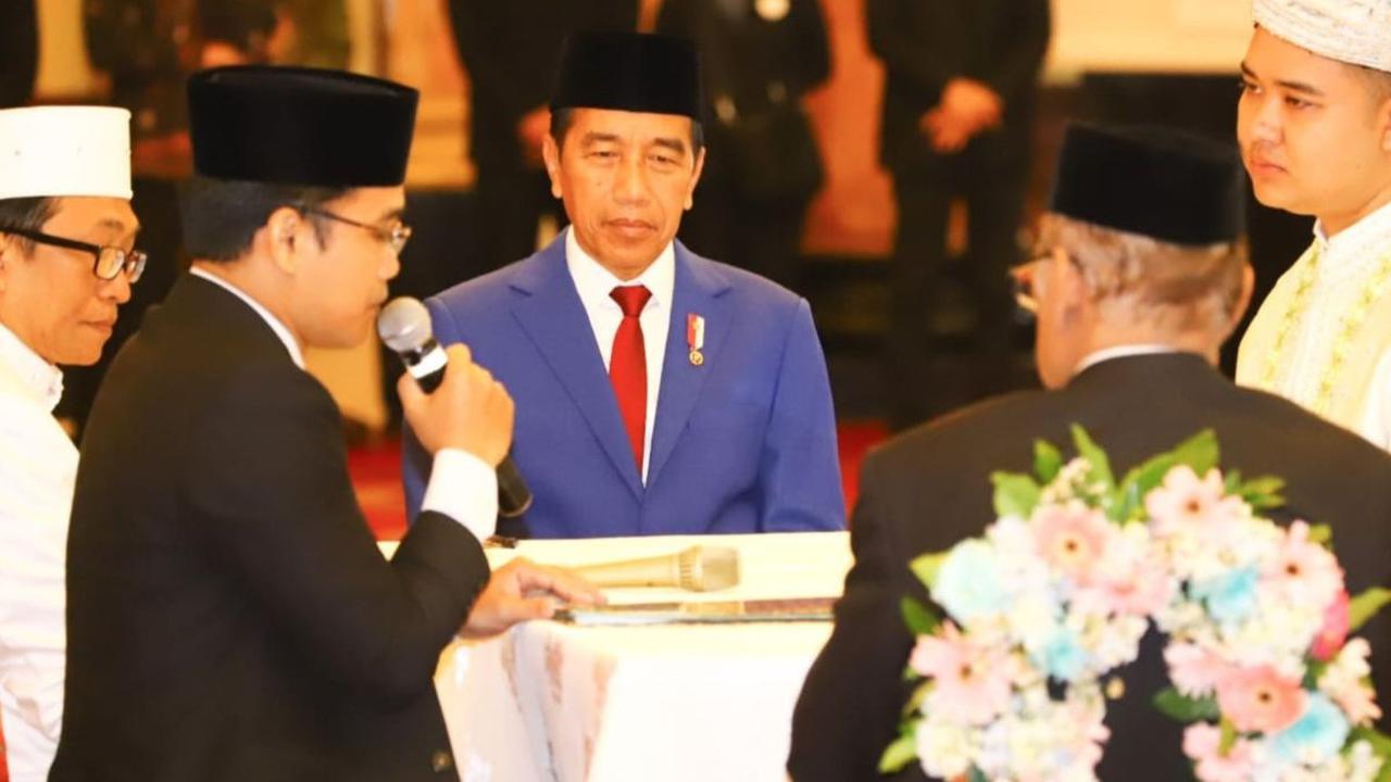 Presiden Joko Widodo menjadi saksi pada pernikahan putra Wakil Menteri Ketenagakerjaan Afriansyah Noor, yaitu Akmal Farhansyah Razzak dengan Nur Alaya Yusuf, putri dari Rahmat Yusuf di Balai Samudera Jakarta, Sabtu (20/4/2024).<br>