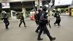 Pasukan National Gendarmerie Intervention Group (GIGN) saat melakukan latihan serangan teroris di la Gare Montparnasse, Paris (20/4). Dalam latihan tersebut Menteri Dalam Negeri Prancis Bernard Cazeneuve ikut ambil bagian. REUTERS/MIGUEL MEDINA)