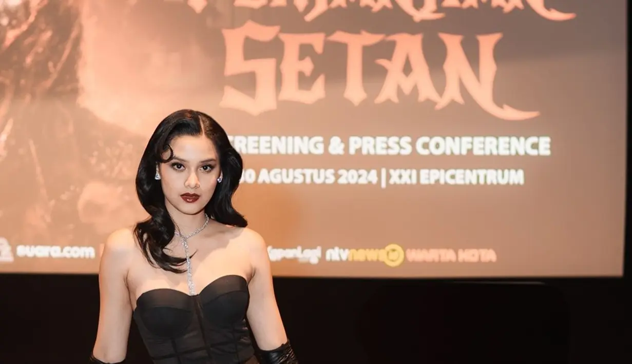 Gala premiere film Perjanjian Setan digelar pada 30 Agustus 2024 di XXI Epicentrum, Jakarta Selatan. Callista Arum tampil elegan dengan gaun warna hitam, rambut gelombang yang digerai dan makeup bold. Paras cantik kekasih Cinta Brian ini dipoles oleh MUA ternam Ryan Ogilvy. Busana yang dikenakannya merupakan rancangan Liliana Lim dan rambutnya ditata oleh Puja Hairdo. (Liputan6.com/IG/@callistarum)