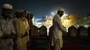 Umat muslim India menjalankan salat tarawih selama bulan suci Ramadan di Masjid Jama di New Delhi, India (23/5). Seperti jutaan muslim di seluruh dunia, muslim India juga menjalankan salat Terawih pada malam bulan Ramadan. (AFP/Chandan Khanna)