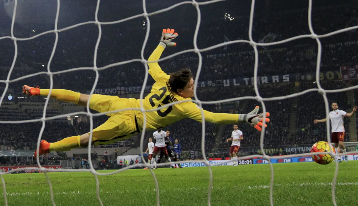 Kiper AS Roma, Wojciech Szczesny berusaha mengamankan gawangnya dari tendangan pemain Internazionale pada laga Serie A di Stadion San Siro, Itali, Sabtu (31/10/2015). (Reuters/Stefano Rellandini)