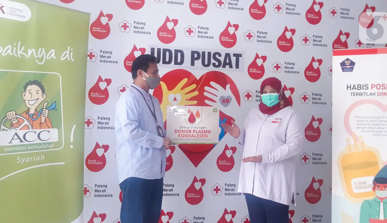 Kepala Unit Usaha Syariah ACC Wisnu Wardhana (kiri) menyerahkan secara simbolis bantuan donor plasma kepada Kepala Unit Donor Darah PMI Ria Syafitri (kanan) di Jakarta Kamis (04/02/2021). (Liputan6.com/Pool)