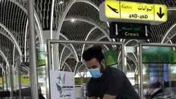 Seorang penumpang mensterilkan tangannya di Bandara Internasional Baghdad di Baghdad, Irak, pada 23 Juli 2020. Otoritas Penerbangan Sipil Irak membuka kembali penerbangan internasional reguler pada Kamis (23/7), kendati total infeksi COVID-19 di negara tersebut mencapai 102.226. (Xinhua)