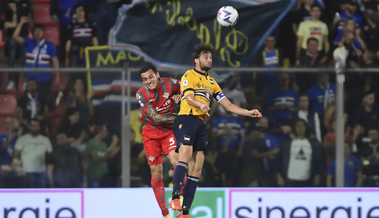 Bek Cremonese Emanuele Valeri berebut bola dengan bek SampdoriaBartosz Bereszynski pada pekan ke-11 ajang Serie A di Giovanni Zini Stadium, Senin (24/10/2022).  Kedua tim sama-sama bermain ngotot dan keras sejak awal pertandingan. (Claudio Grassi/LaPresse via AP)