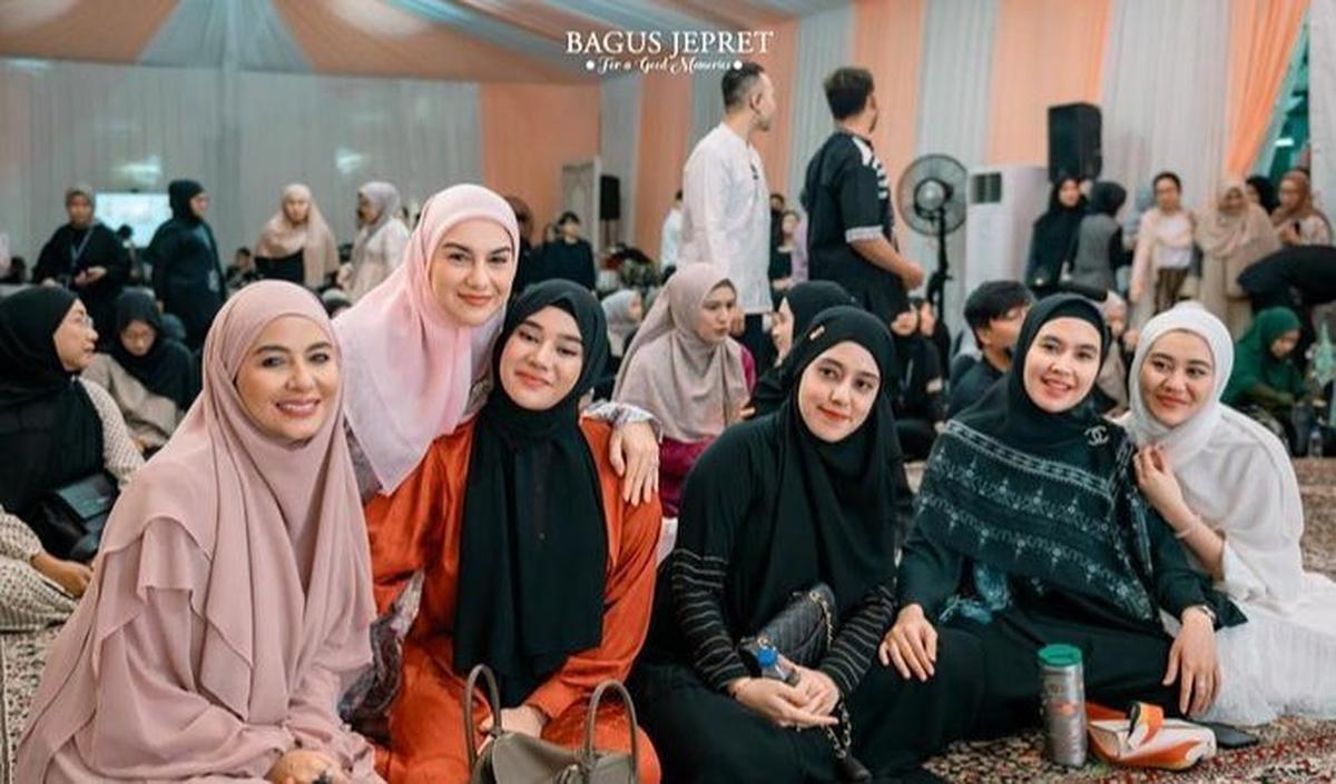 Clara Shinta hadiri acara pengajian menjelang kelahiran anak kedua Aurel dan Atta.