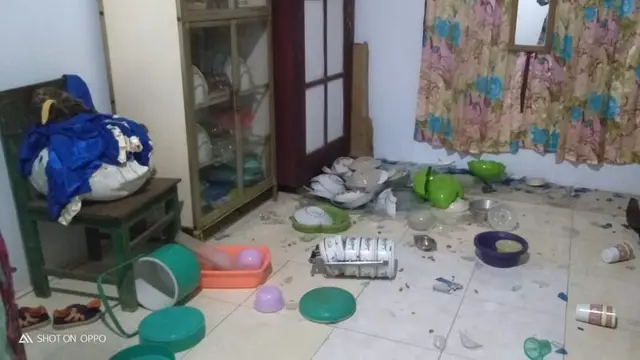 Piring,Gelas dan Mangkok kaca pecah berserakan di ruang rumah Warga