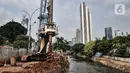 Pekerja menggunakan alat berat saat menyelesaikan perbaikan turap yang longsor di Kanal Banjir Barat, Jakarta, Kamis (6/8/2020). Turap longsor yang terjadi satu bulan lalu tersebut mulai diperbaiki dan ditargetkan rampung pada akhir tahun 2020. (merdeka.com/Iqbal S. Nugroho)