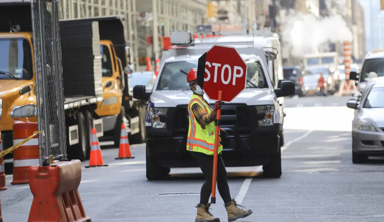 Seorang pekerja konstruksi bekerja di sebuah lokasi pembangunan di Manhattan, New York, Amerika Serikat, Senin (8/6/2020). Usai menjalani karantina wilayah (lockdown) selama hampir tiga bulan, New York City memasuki fase pertama pembukaan kembali pada 8 Juni 2020. (Xinhua/Wang Ying)