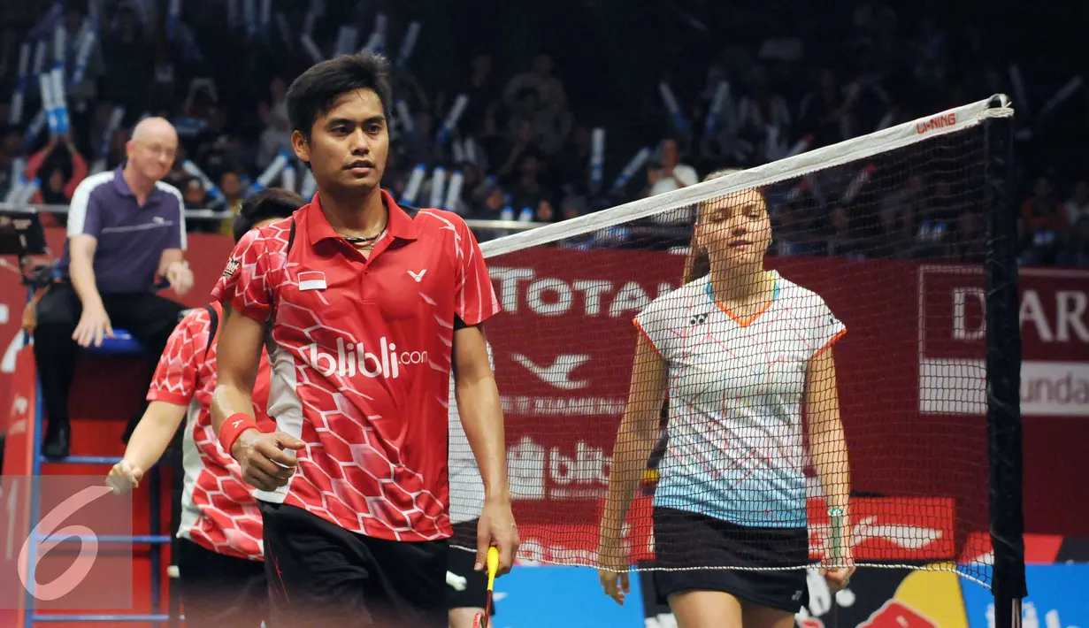 Pebulutangkis ganda campuran Indonesia, Tontowi Ahmad (kedua kiri) usai mengalahkan pasangan Rusia di Total BWF Championships 2015 di Jakarta, Selasa (11/8/2015). Tontowi Ahmad/LiliyanaNatsir unggul 21-11, 21-11. (Liputan6.com/HelmiFithriansyah)