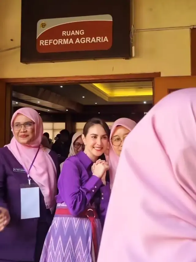 Potret Arumi Bachsin saat hadiri peringatan HUT ke-10 Ikawati ATR/BPN Jawa Timur (Sumber: Instagram/@arumibachsin_94)