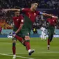 Penyerang Portugal Cristiano Ronaldo berselebrasi setelah mencetak gol dari titik penalti ke gawang Ghana pada duel grup H Piala Dunia 2022 di stadion 974, Kamis (24/11/2022). Ronaldo mencetak satu gol di titik penalti di menit ke-65 dalam kemenangan 3-2 Portugal atas Ghana.  (AP Photo/Manu Fernandez)