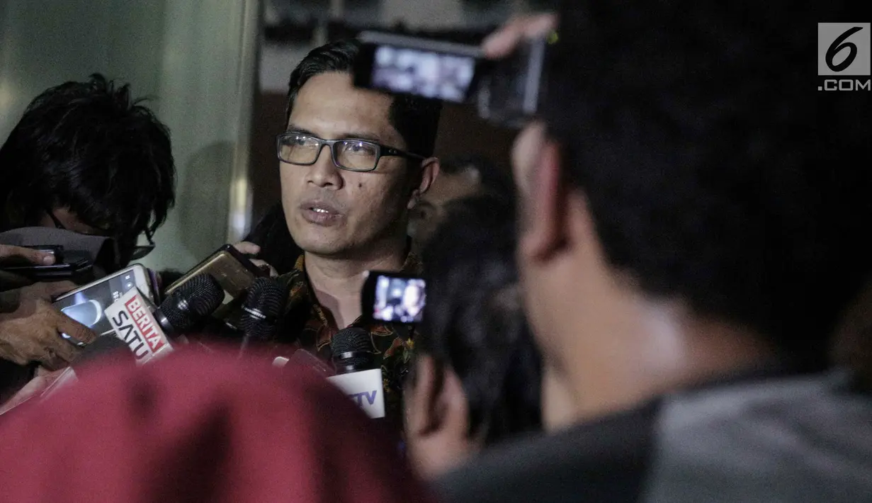 Juru bicara KPK, Febri Diansyah memberikan keterangan kepada awak media di Gedung KPK, Kamis (17/11). Febri mengatakan akan akan mendalami lebih lanjut kronologis kecelakaan yang menimpa tersangka kasus e-KTP itu. (Liputan6.com/Faizal Fanani)