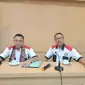 Foto : Kuasa hukum, Haerudin Massaro saat menggelar konferensi pers di Hotel Naka Kupang (Liputan6.com/Ola Keda)