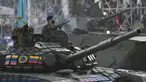 Sebuah tank melaju selama parade militer menandai Hari Kemerdekaan di Caracas, Venezuela, Senin (5/7/2021). Venezuela menandai 210 tahun deklarasi kemerdekaan mereka dari Spanyol. (AP Photo/Matias Delacroix)