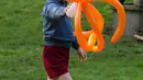 Pangeran George berjalan membawa balon saat menghadiri pesta anak-anak di Government House di Victoria, British Columbia, Kanada, (29/9). (REUTERS/Chris Wattie)