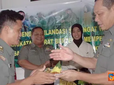 Citizen6, Bandung: Acara diakhiri dengan Pemotongan Tumpeng oleh  Kapendam dan diserahkan langsung kepada Prajurit yang akan memasuki Purna tugas Peltu Dedi Setiawan. (Pengirim: Pendam3)