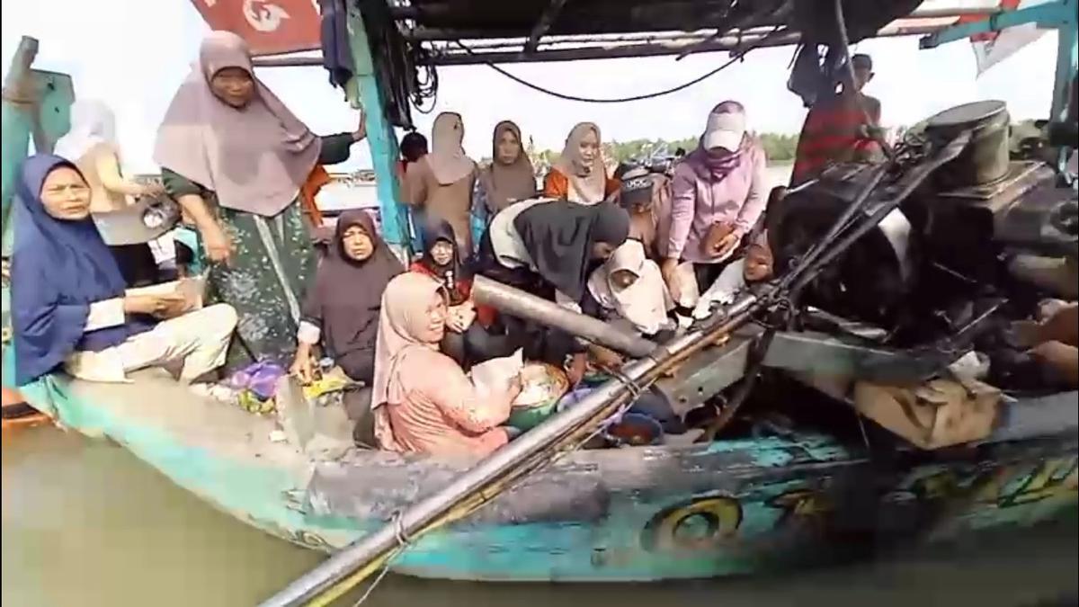 Momen Unik Polisi Digerebek Emak-Emak Nelayan, 'Dipaksa' Makan Bersama saat Amankan Larung Sesaji